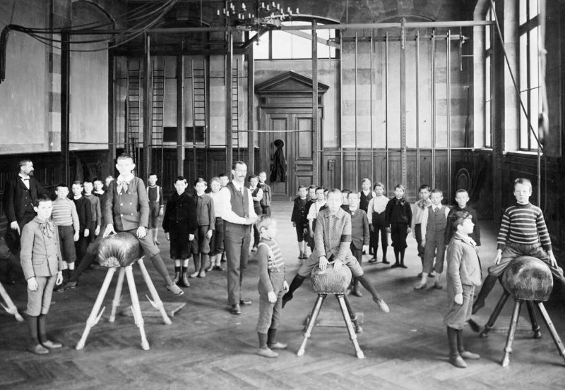 zobrazit detail historického snímku: Tělocvik ve škole.