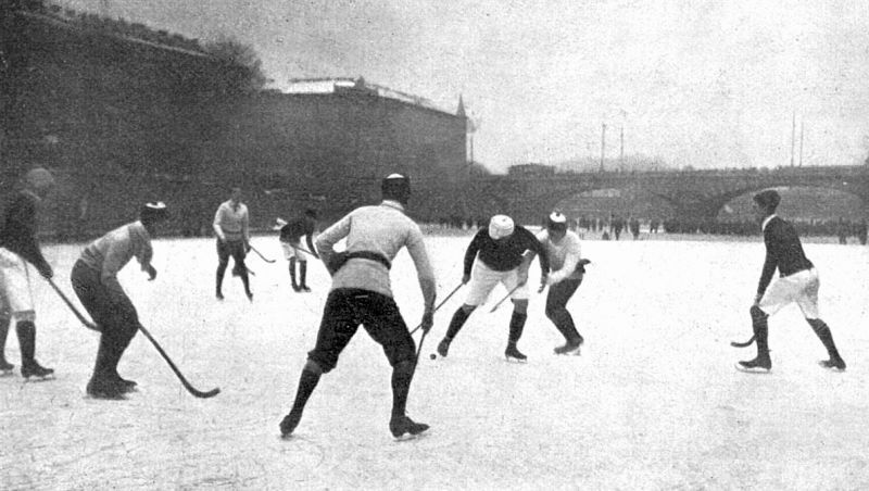 zobrazit detail historického snímku: Hockeyový zápas na Vltavě.
