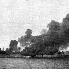 retro fotografie Hořící petrolejový parník »Nerite« v průplavu Suezském.