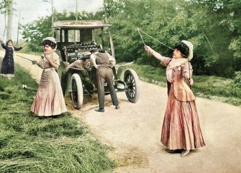 zobrazit detail historického snímku: Ženy s »Diabolem«.