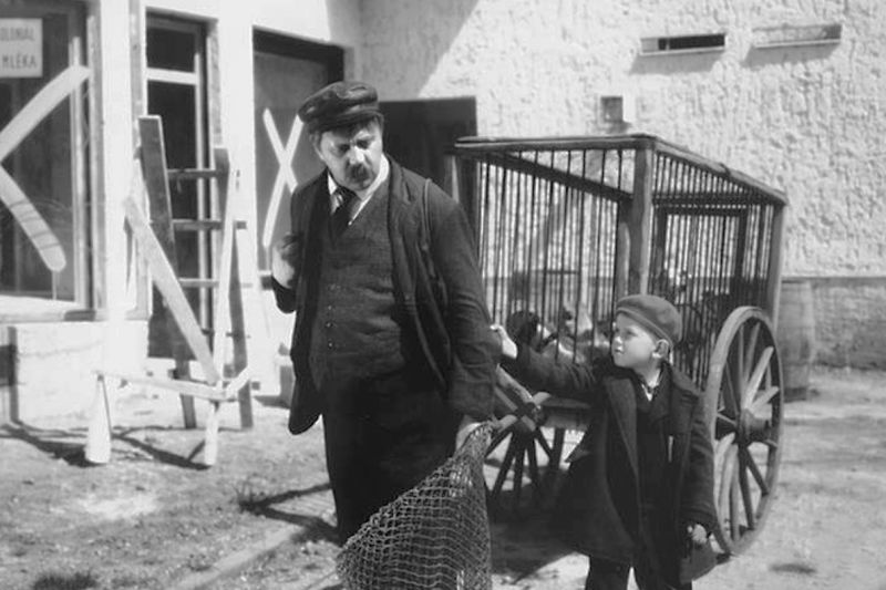 zobrazit detail historického snímku: Hugo Haas ve filmu »Dobrodinec chudých psů«.