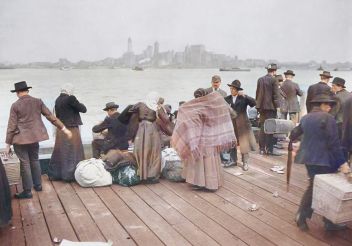 zobrazit detail historického snímku: Imigranti z Evropy čekající na ostrově  Ellis Island.