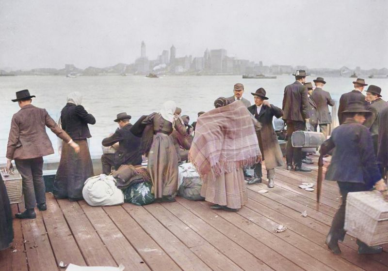 Imigranti z Evropy čekající na ostrově  Ellis Island. - klikněte pro zobrazení detailu