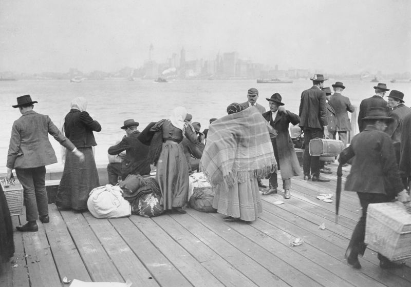 zobrazit detail historického snímku: Imigranti z Evropy čekající na ostrově  Ellis Island.