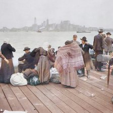 kolorovaná fotografie Imigranti z Evropy čekající na ostrově  Ellis Island.