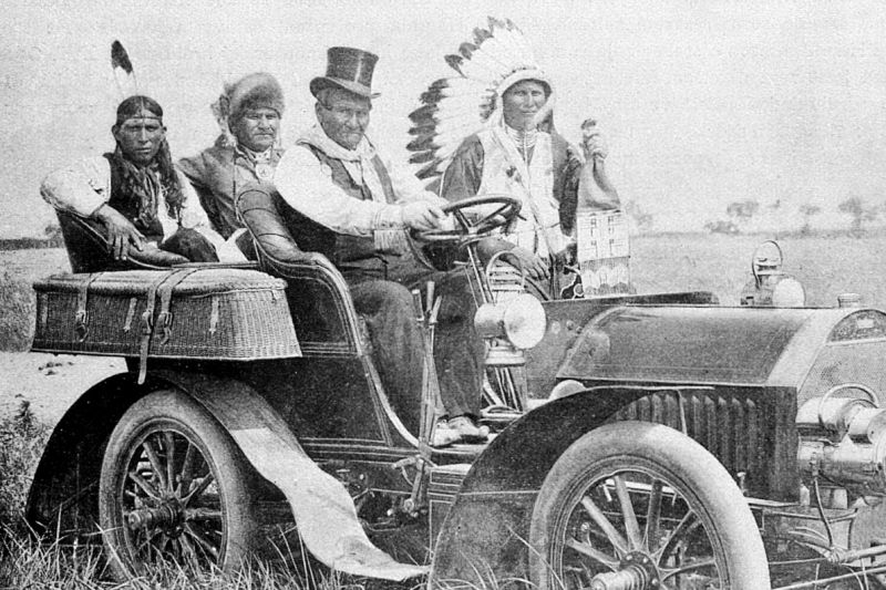 zobrazit detail historického snímku: Vítězství kultury. — Starý nepřítel bělochů, náčelník indiánů, na automobilu.