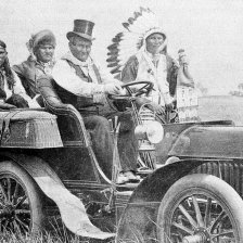 retro fotografie Vítězství kultury. — Starý nepřítel bělochů, náčelník indiánů, na automobilu.