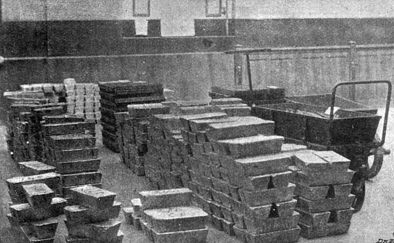 zobrazit detail historického snímku: Výroba peněz: Zásoba stříbrných ingotů.