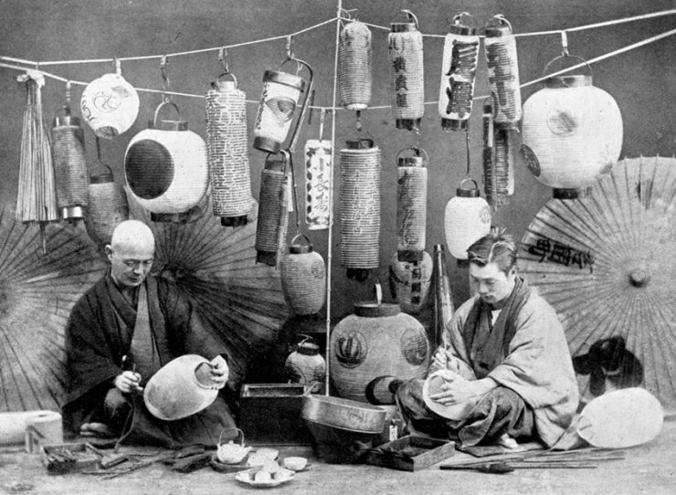 zobrazit detail historického snímku: Krámek výrobce lampionů.