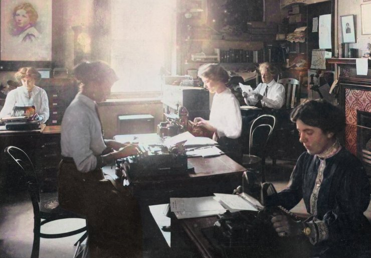 zobrazit detail historického snímku: Písařky v kanceláři.
