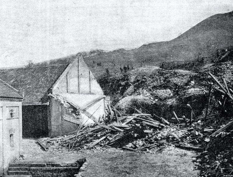 zobrazit detail historického snímku: Zemní vlna u pobořeného domku se strany.