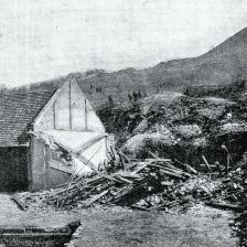 retro fotografie Zemní vlna u pobořeného domku se strany.