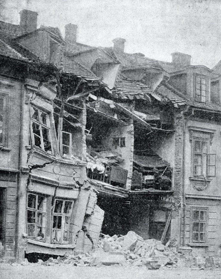 zobrazit detail historického snímku: Sbořené průčelí Sieglova domu v Plynárenské ulici.