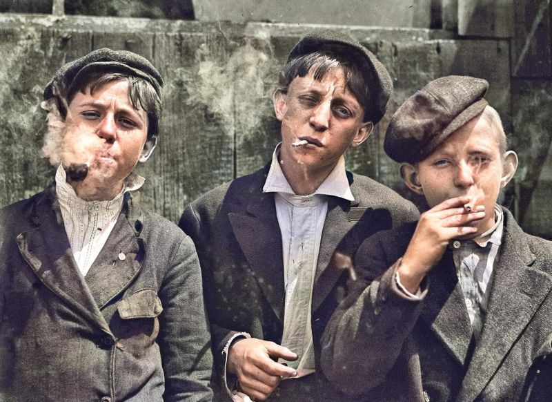 zobrazit detail historického snímku: Kouřící mladíci.