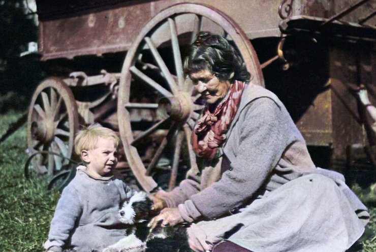 zobrazit detail historického snímku: Starší žena a dítě.