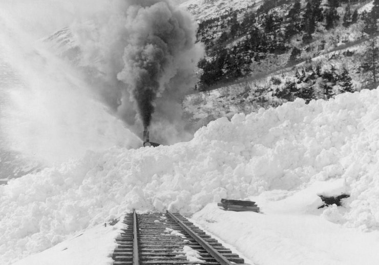 zobrazit detail historického snímku: Zima na železnici.