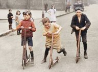 Velké závody na koloběžkách v roce 1930: zkusíte mezi vítězi najít svého pradědečka nebo prababičku?: Jízdu na koloběžce nebo na jízdním kole miluje…