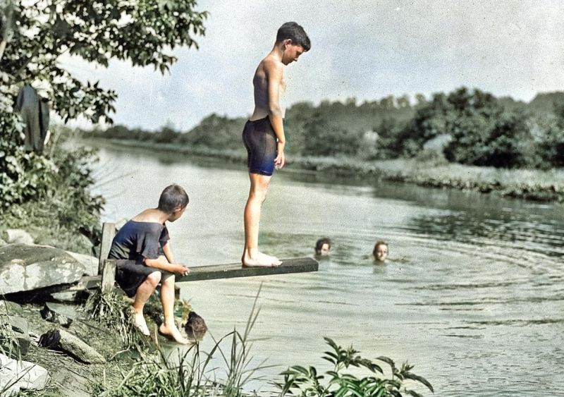 zobrazit detail historického snímku: Koupání v řece.