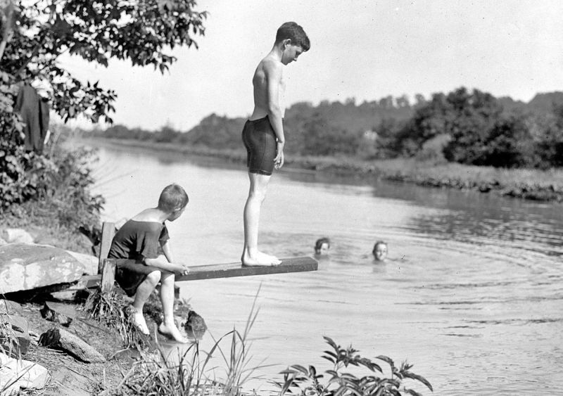 zobrazit detail historického snímku: Koupání v řece.