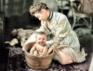 Mateřství před sto lety: čím a jak krmit novorozence: Znamená křik novorozence vždy hlad? A jaké mu...