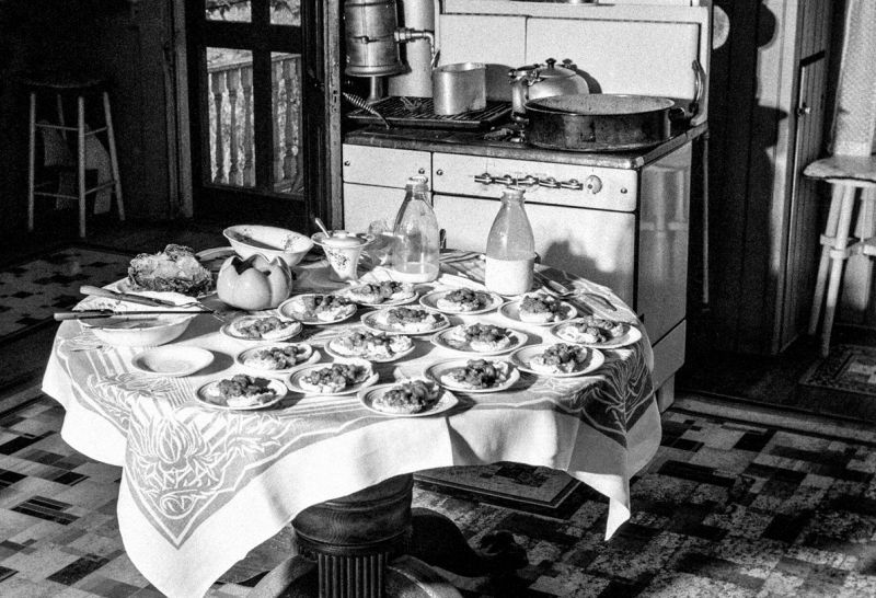 zobrazit detail historického snímku: Kuchyně a jídelní stůl.
