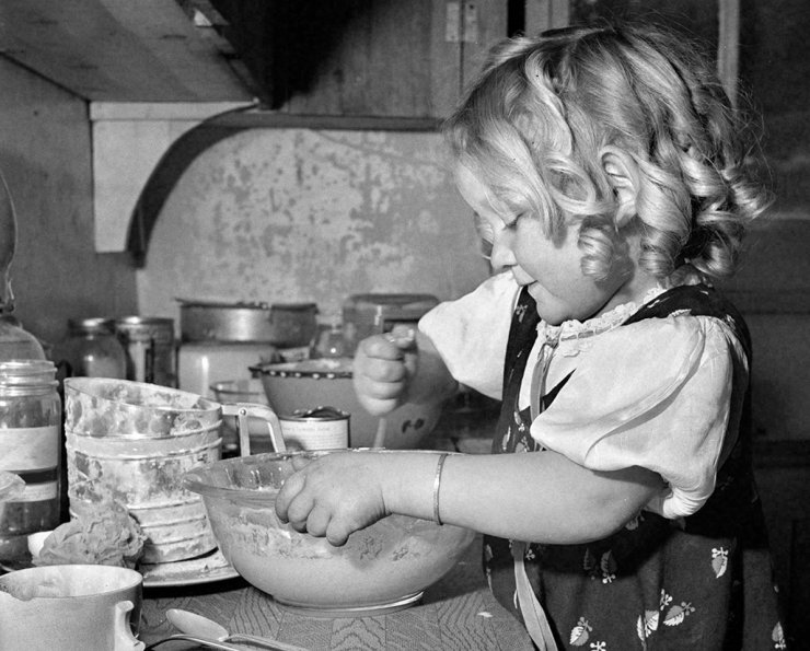 zobrazit detail historického snímku: Malá kuchařka.