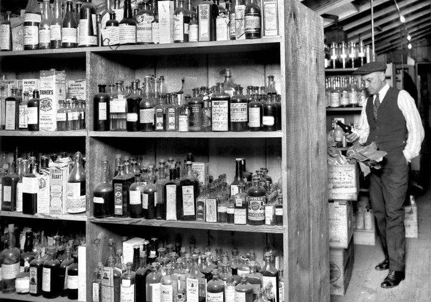 Podivný zvyk, kdy se při pití alkoholu užívá běžné kuchyňské koření jako droga Podivný zvyk, kdy se při pití alkoholu užívá běžné kuchyňské koření jako droga: Jak to na přelomu minulého století fungovalo v…