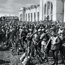 3. rota úderného praporu před nádražím v Ekaterinburgu v červenci 1918.