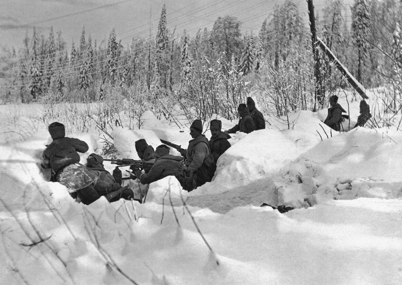 zobrazit detail historického snímku: Naši dobrovolníci ve sněhových zákopech na kungurské frontě v zimě 1918.