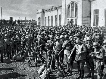 3. rota úderného praporu před nádražím v Ekaterinburgu v červenci 1918. - klikněte pro zobrazení detailu
