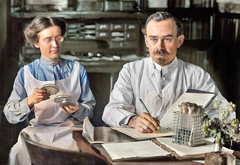 zobrazit detail historického snímku: Výzkumník se svou asistentkou.