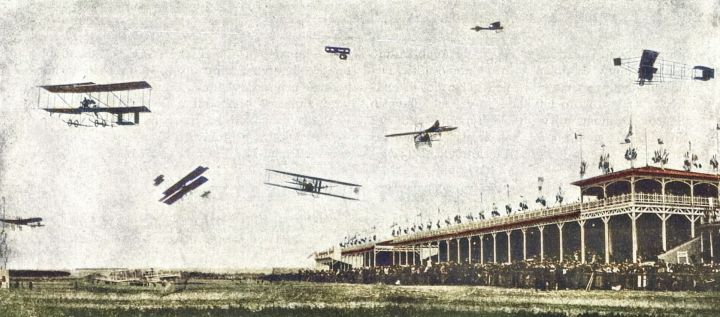 Výjev z prvních aeronautických závodů v Remeši. — Současný let osmi aeroplanů. - klikněte pro zobrazení detailu