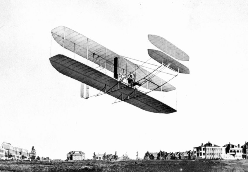 Důležitá vojenská otázka z roku 1911: Mohou letadla shazovat velké a těžké bomby?: Dnes pokládáme bombardování za běžnou součást…