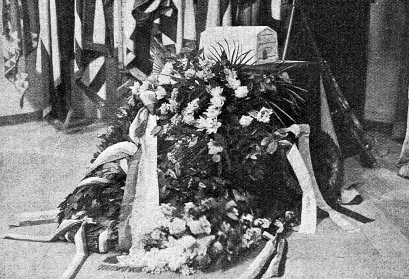 zobrazit detail historického snímku: Urna Hofmanova v Památníku odboje.