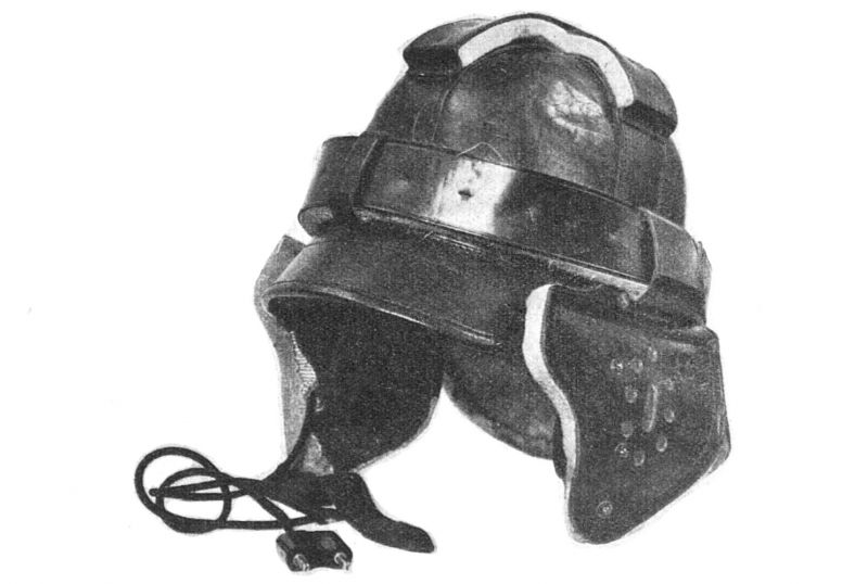 zobrazit detail historického snímku: Vzduchoplavecká přilba pro bezdrátovou telegrafii.