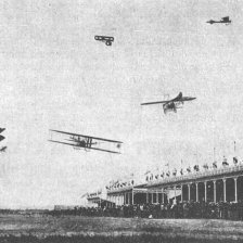 Výjev z prvních aeronautických závodů v Remeši. — Současný let osmi aeroplanů.