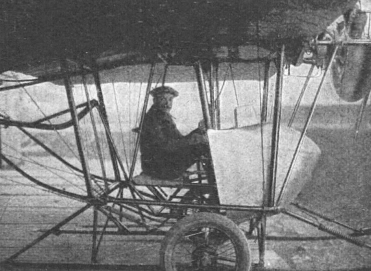 zobrazit detail historického snímku: Kývavá loďka jednoplošníku Moreauova.