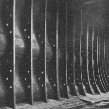 retro fotografie Vnitřek lodi o vlnitých stěnách dle patentu Erricson-ova.