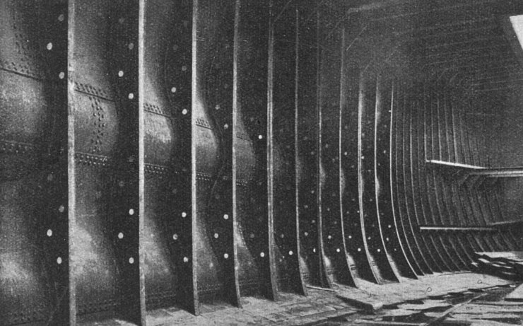 zobrazit detail historického snímku: Vnitřek lodi o vlnitých stěnách dle patentu Erricson-ova.