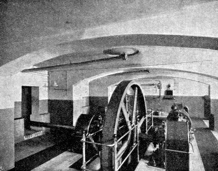 zobrazit detail historického snímku: Táž sklepní strojovna osvětlená okny o sklech systému „Luxfer“.