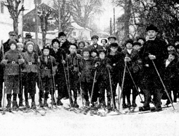 Radostná hodina tělocviku na lyžích. zobrazit detail historického snímku: Radostná hodina tělocviku na lyžích.