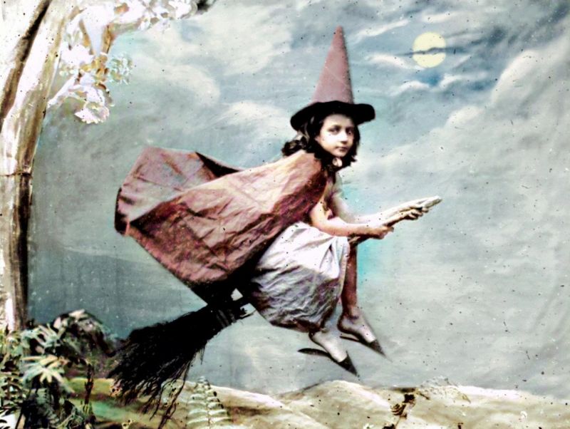 zobrazit detail historického snímku: Malá čarodějnice na koštěti.