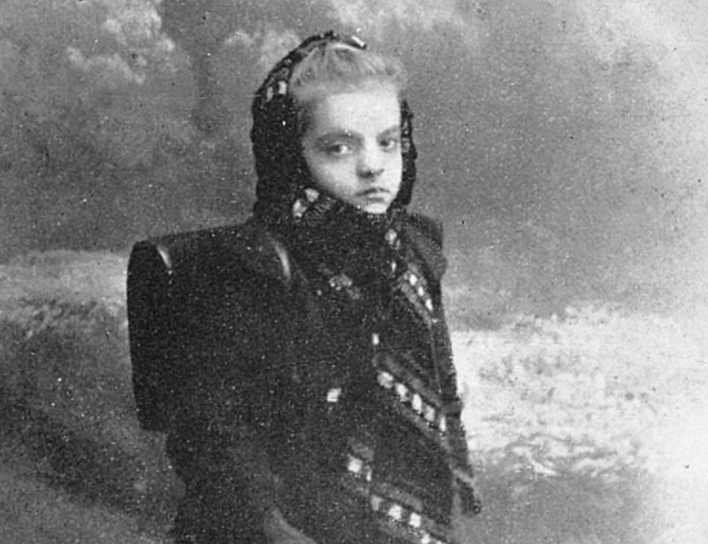 zobrazit detail historického snímku: Anna Košťálová, zbloudilá školačka.