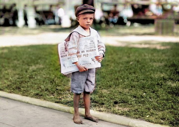 Malý chlapec prodávající noviny. - klikněte pro zobrazení detailu
