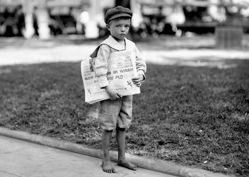 zobrazit detail historického snímku: Malý chlapec prodávající noviny.