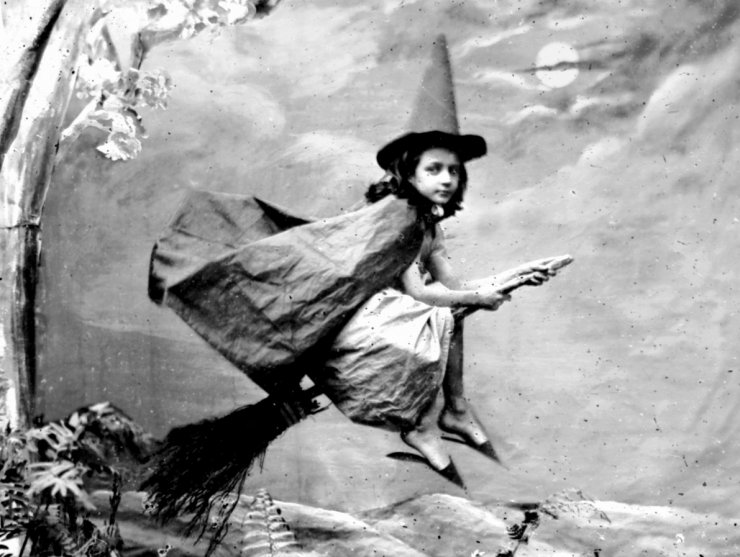 zobrazit detail historického snímku: Malá čarodějnice na koštěti.