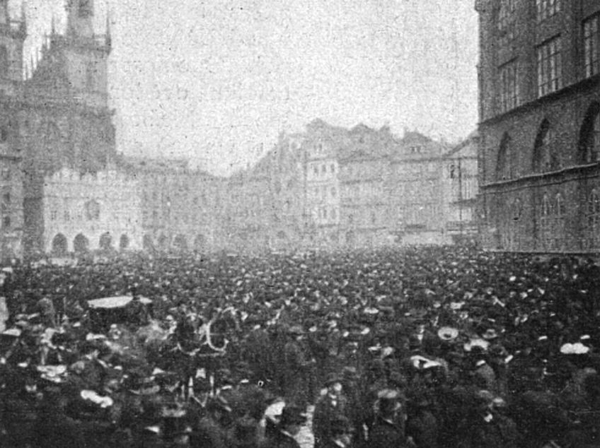 Mohutná pražská manifestace na podporu Rusů Mohutná pražská manifestace na podporu Rusů: Když se řekne vlastenecká manifestace v Praze, tak…