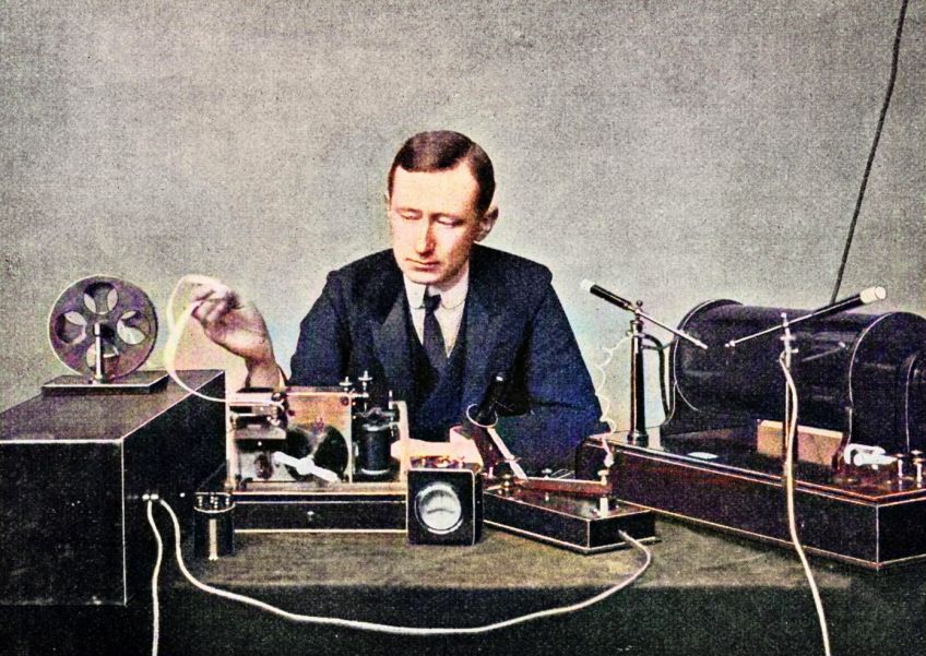 Rok 1930: Revoluční vynález Guglielma Marconiho - bezdrátový přenos elektrické energie na dlouhé vzdálenosti Rok 1930: Revoluční vynález Guglielma Marconiho - bezdrátový přenos elektrické energie na dlouhé vzdálenosti: Bezdrátový přenos elektrické energie na velké…