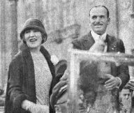 Hollywoodské hvězdy Douglas Fairbanks a Mary Pickfordová na návštěvě v Praze: Věděli jste, že nekorunovaný král Hollywoodu…
