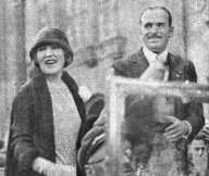 Hollywoodské hvězdy Douglas Fairbanks a Mary Pickfordová na návštěvě v Praze: Věděli jste, že nekorunovaný král Hollywoodu…